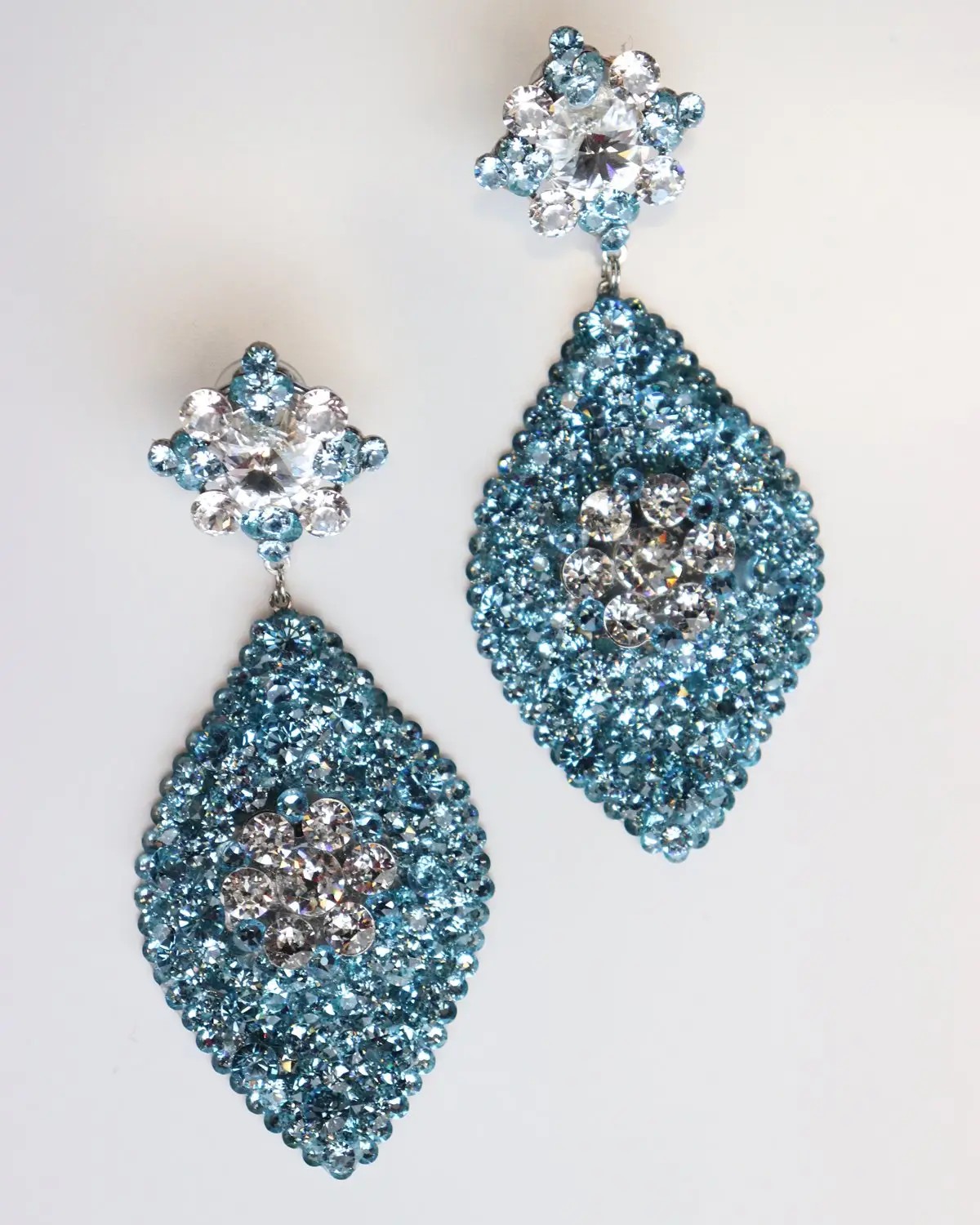 Sparkle &amp; Shine: How to Choose the Right Jewelry for Prom Image